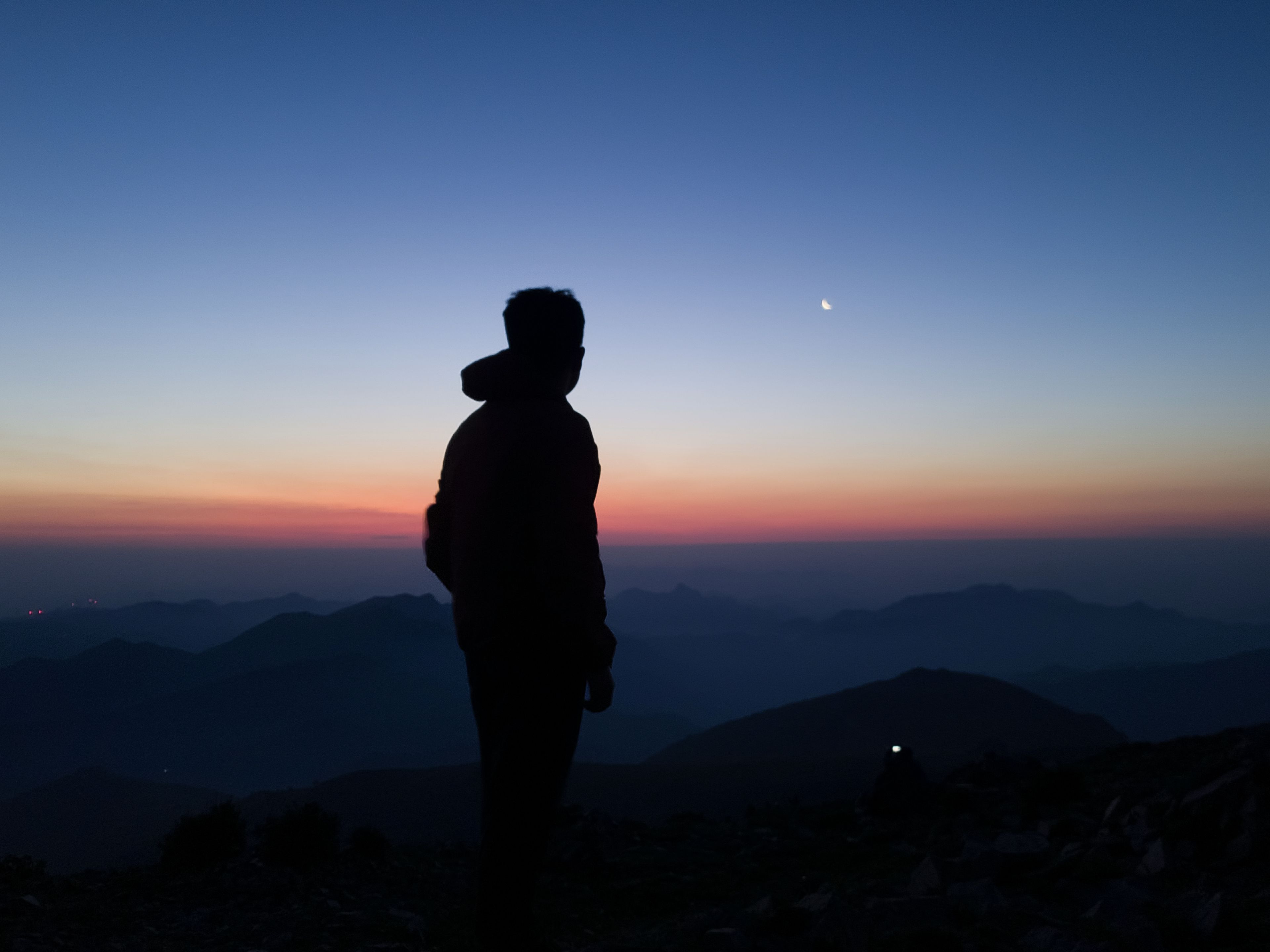 东灵山日出 天空出现蓝粉色分界线